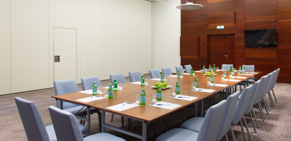 Просторный конференц-зал с высокими потолками