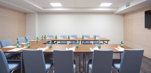 Небольшая переговорная в пастельных тонах