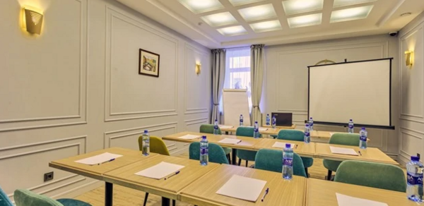 Светлый современный зал для деловых событий в отеле "Регина"