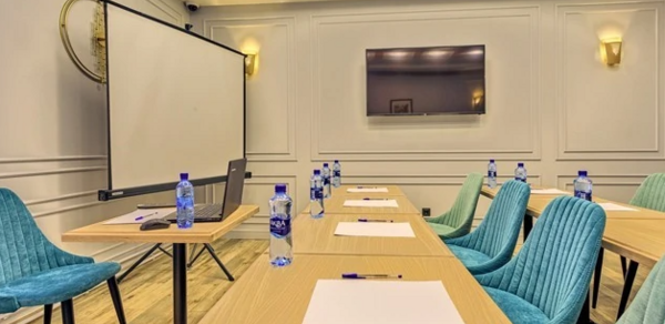 Светлый современный зал для деловых событий в отеле "Регина"