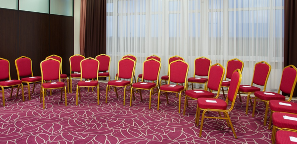 Небольшой светлый конференц-зал