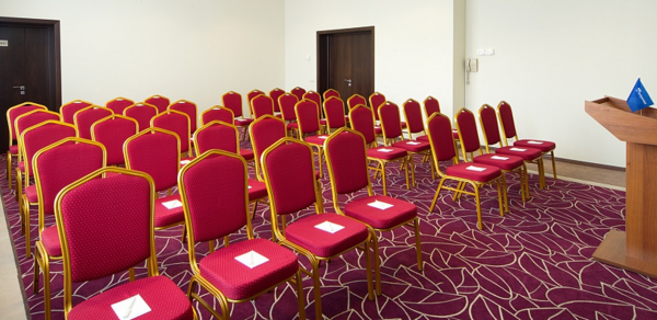 Небольшой светлый конференц-зал