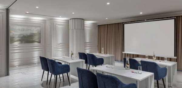 Просторный и элегантный зал для деловых событий