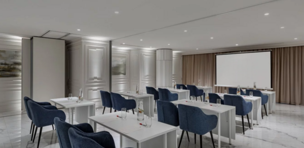 Конференц-зал со светлым интерьером