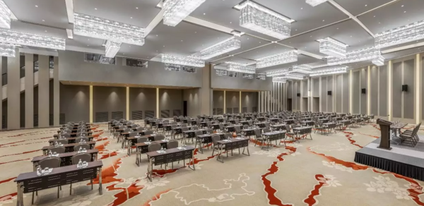 Soluxe Hotel Moscow Просторный зал с высокими потолками