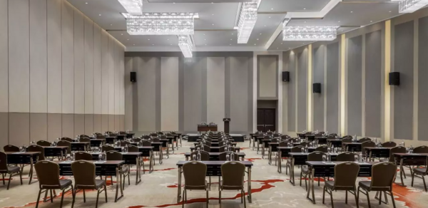 Soluxe Hotel Moscow Просторный зал с высокими потолками