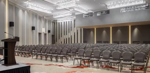 Soluxe Hotel Moscow Просторный зал с высокими потолками