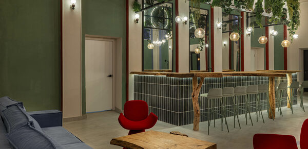 Просторный и светлый лофт с панорамным видом в парк