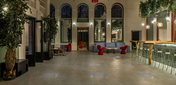 Просторный и светлый лофт с панорамным видом в парк