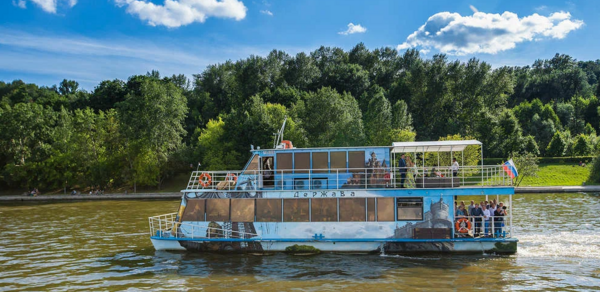 Современный теплоход для мероприятий