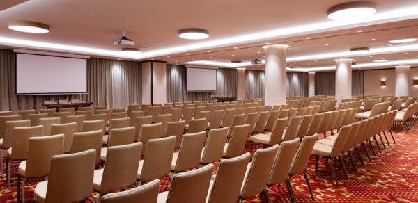 Просторный зал-трансформер