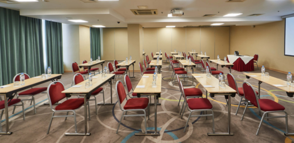 ГК "Московские ворота". Зал с партами