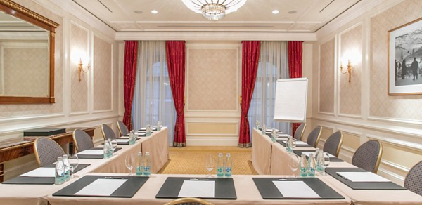 Four Seasons (Фор сизан). Переговорная