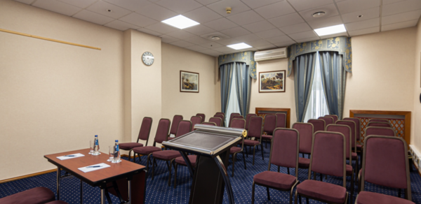 Светлый зал для деловых мероприятий в отеле