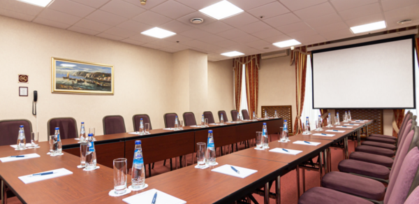 Зал для деловых и образовательных мероприятий в отеле