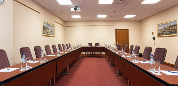 Зал для деловых и образовательных мероприятий в отеле