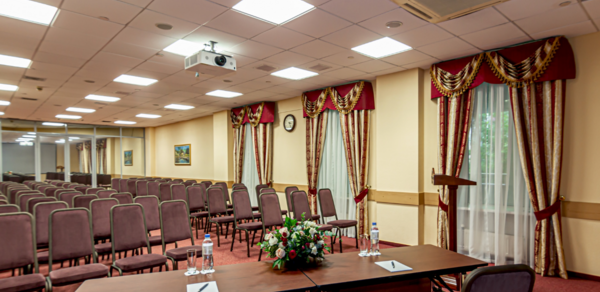 Просторный зал для деловых мероприятий