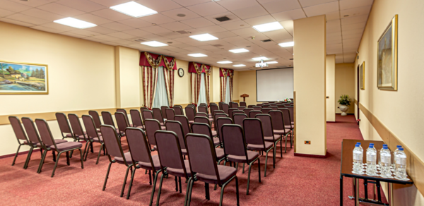 Просторный зал для деловых мероприятий