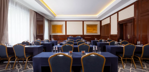 Оснащенный зал для деловых мероприятий