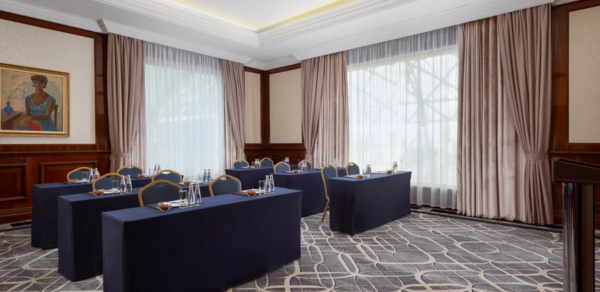 Зал с панорамными окнами и строгим интерьером