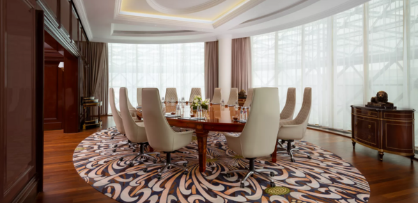 Зал с панорамными окнами