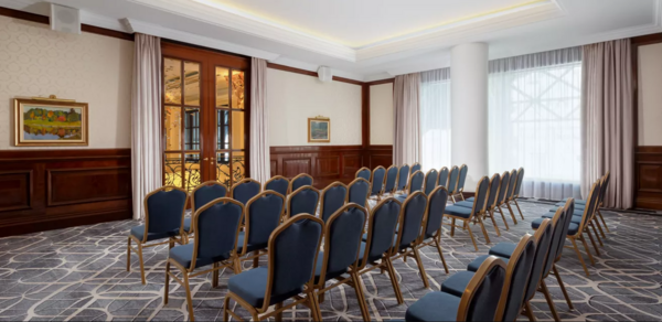 Зал для деловых мероприятий с балконом