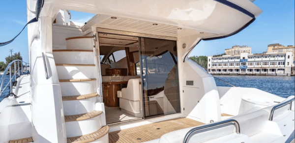 Моторная яхта для мероприятий