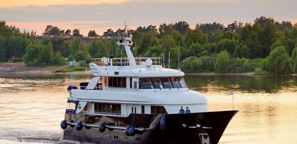Моторная яхта для речных прогулок