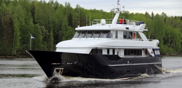 Моторная яхта для речных прогулок