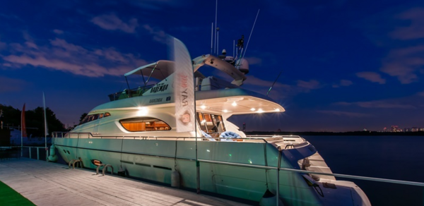 Большая белоснежная яхта для прогулок