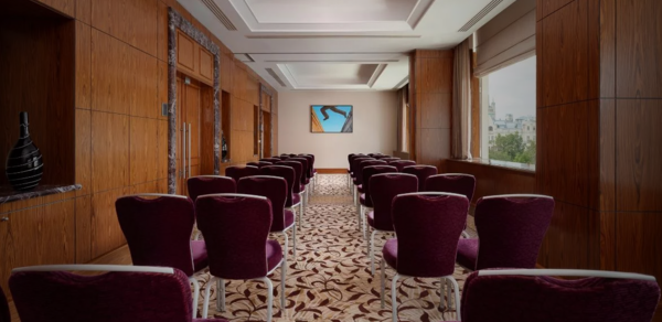 Тренинговый зал с панорамными окнами