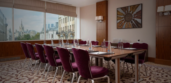 Зал с роскошным видом на Тверскую