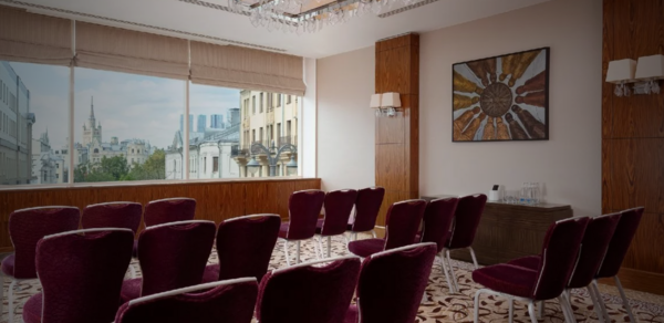Зал с роскошным видом на Тверскую