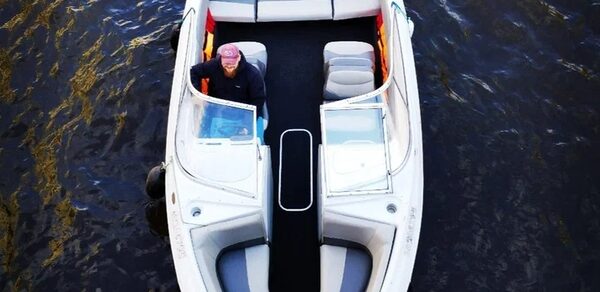 Шестиместный современный катер