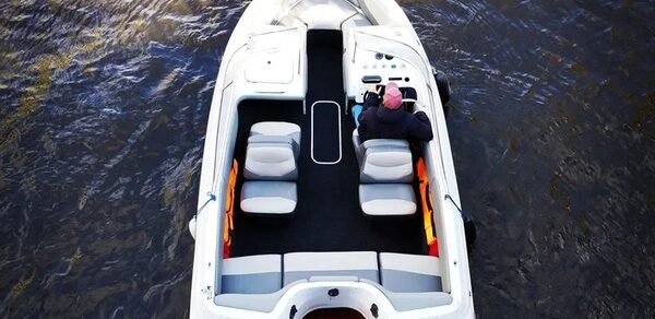 Шестиместный современный катер