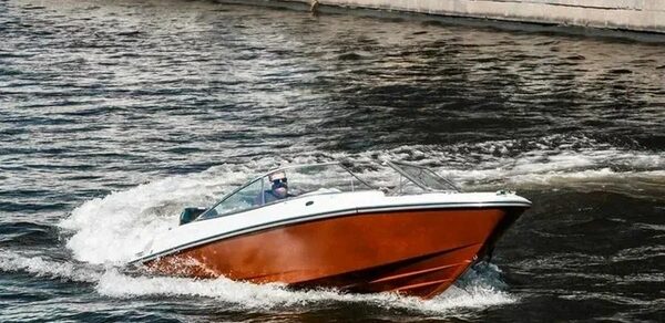 Шестиместный современный катер