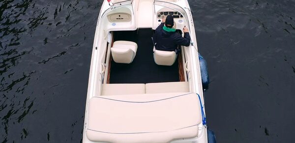 Светлый катер на 5 человек