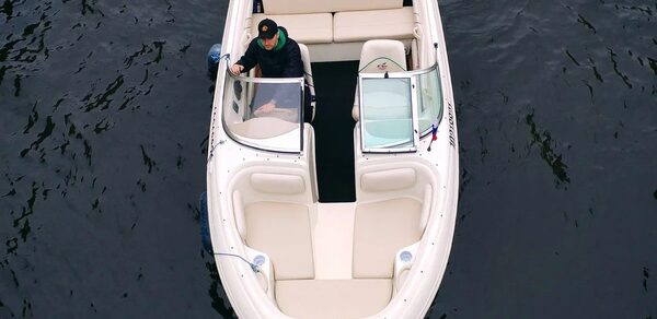 Светлый катер на 5 человек