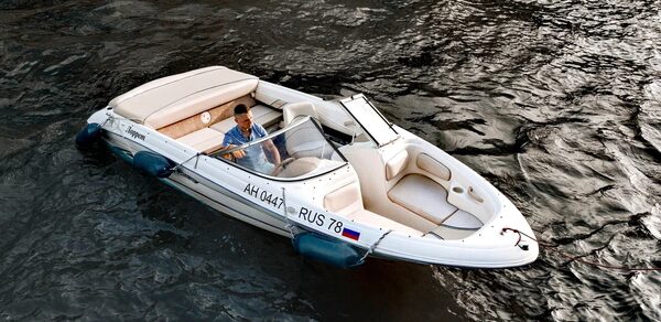 Светлый катер на 5 человек