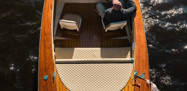 Стильный катер на 4 человек