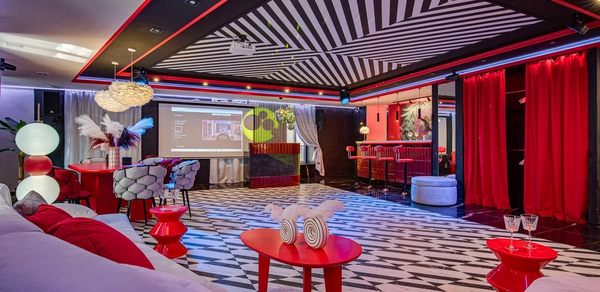 Дизайнерский лофт-зал с барной стойкой