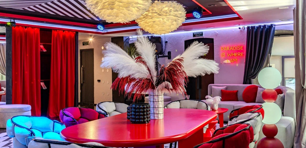 Дизайнерский лофт-зал с барной стойкой