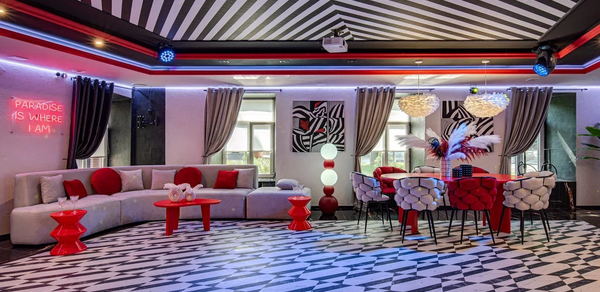 Дизайнерский лофт-зал с барной стойкой