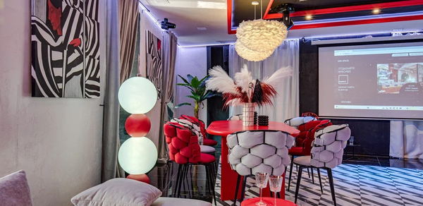 Дизайнерский лофт-зал с барной стойкой