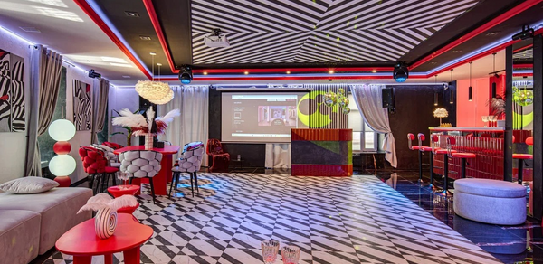 Дизайнерский лофт-зал с барной стойкой