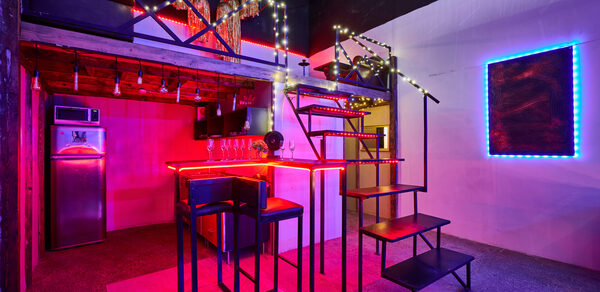 Двухуровневый лофт с неоном