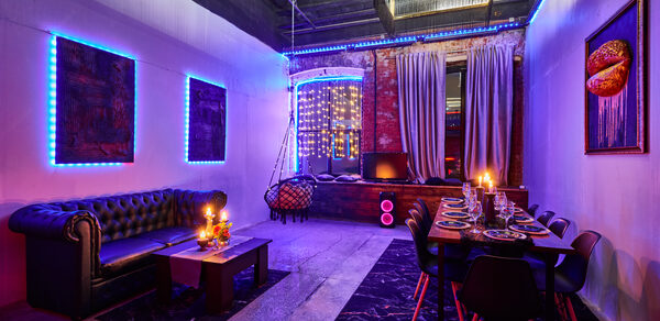 Двухуровневый лофт с неоном