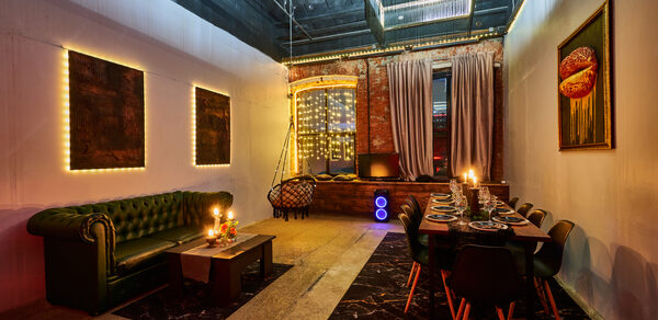 Двухуровневый лофт с неоном