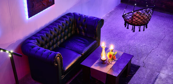 Двухуровневый лофт с неоном