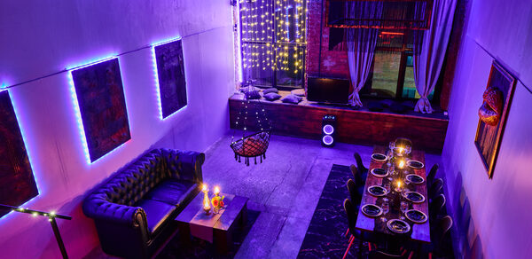 Двухуровневый лофт с неоном